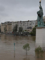 Los museos del Louvre y Orsay evacúan obras por las inundaciones