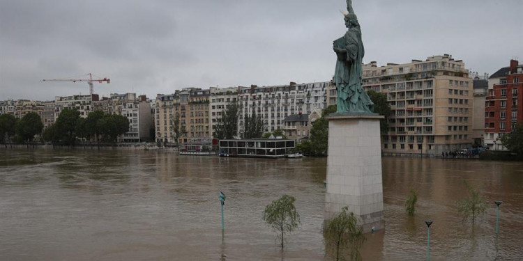 Los museos del Louvre y Orsay evacúan obras por las inundaciones