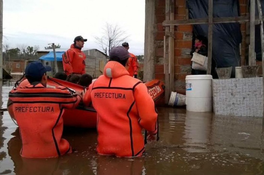 Un muerto y 10 mil afectados por las inundaciones en Buenos Aires