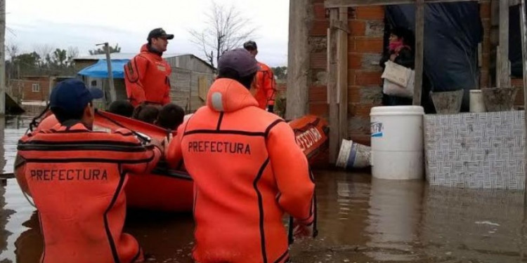 Un muerto y 10 mil afectados por las inundaciones en Buenos Aires