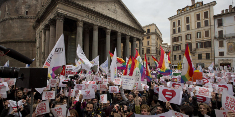 El Senado italiano aprobó las uniones civiles entre homosexuales