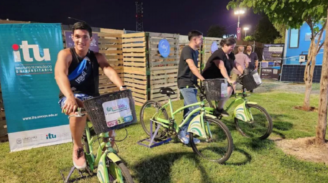 Cómo fue el camino de los estudiantes de la UNCUYO que diseñaron un prototipo para cargar celulares con una bici