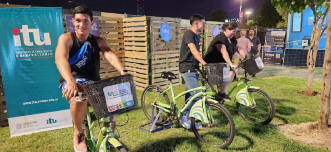 Cómo fue el camino de los estudiantes de la UNCUYO que diseñaron un prototipo para cargar celulares con una bici