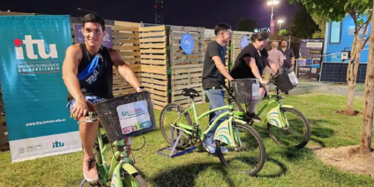 Cómo fue el camino de los estudiantes de la UNCUYO que diseñaron un prototipo para cargar celulares con una bici