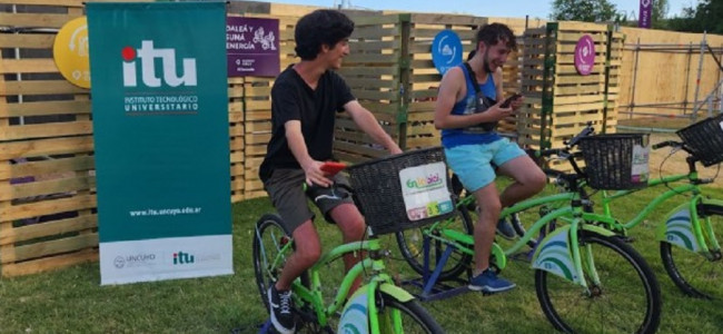 Estudiantes del ITU diseñaron un prototipo para cargar celulares con una bici