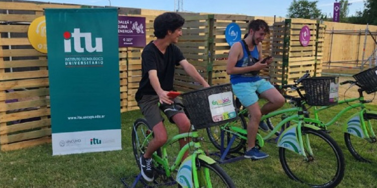 Estudiantes del ITU diseñaron un prototipo para cargar celulares con una bici
