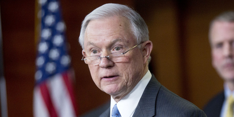 Confirman al paladín antiinmigración Jeff Sessions como fiscal general de Estados Unidos