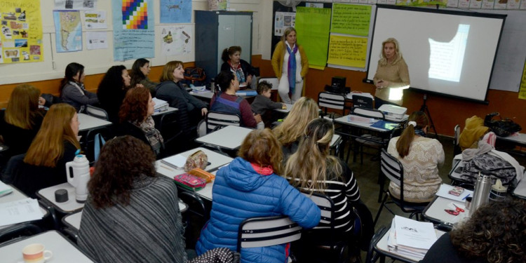 Becas docentes anunciadas por Cornejo se transformarán en un nuevo ítem