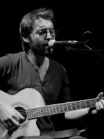 El músico Juampi Dicésare presenta su disco "Humo"