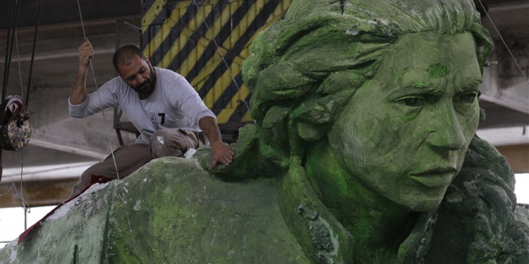 Juana Azurduy, en los jardines de la casa Rosada