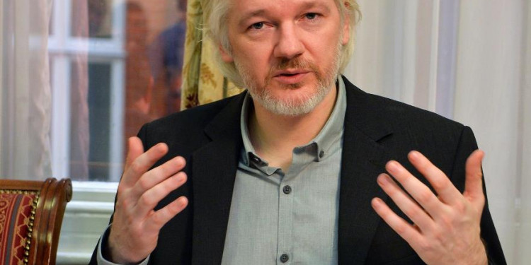 Assange podría entregarse mañana, de acuerdo al dictamen que emita la ONU