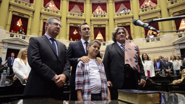 imagen Ramón juró su banca con la frazada al hombro