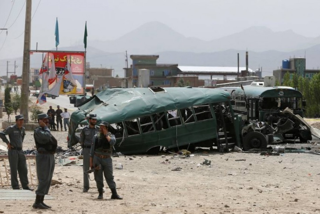 Atentado suicida en Kabul mata a casi 30 personas y hiere a más de 40