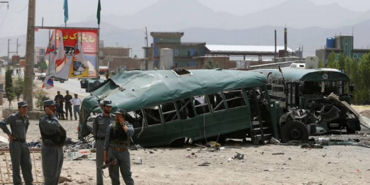 Atentado suicida en Kabul mata a casi 30 personas y hiere a más de 40