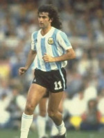 Mario Alberto Kempes: vive como ídolo y gambetea al olvido