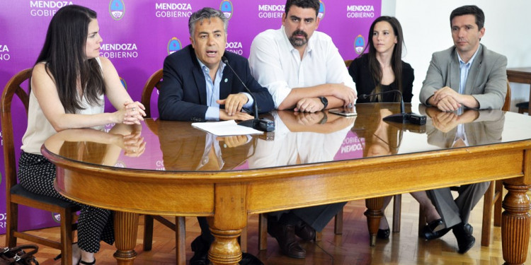 Compraron tomógrafos, motoniveladoras y chalecos antibalas con la deuda de KLP