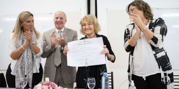    EDU - Se entregó el Honoris Causa a la Dra. Adriana Puiggrós | 23 03 2022