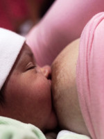 Aseguran que el 10% de las lactancias se pierden por la vuelta al trabajo de las madres