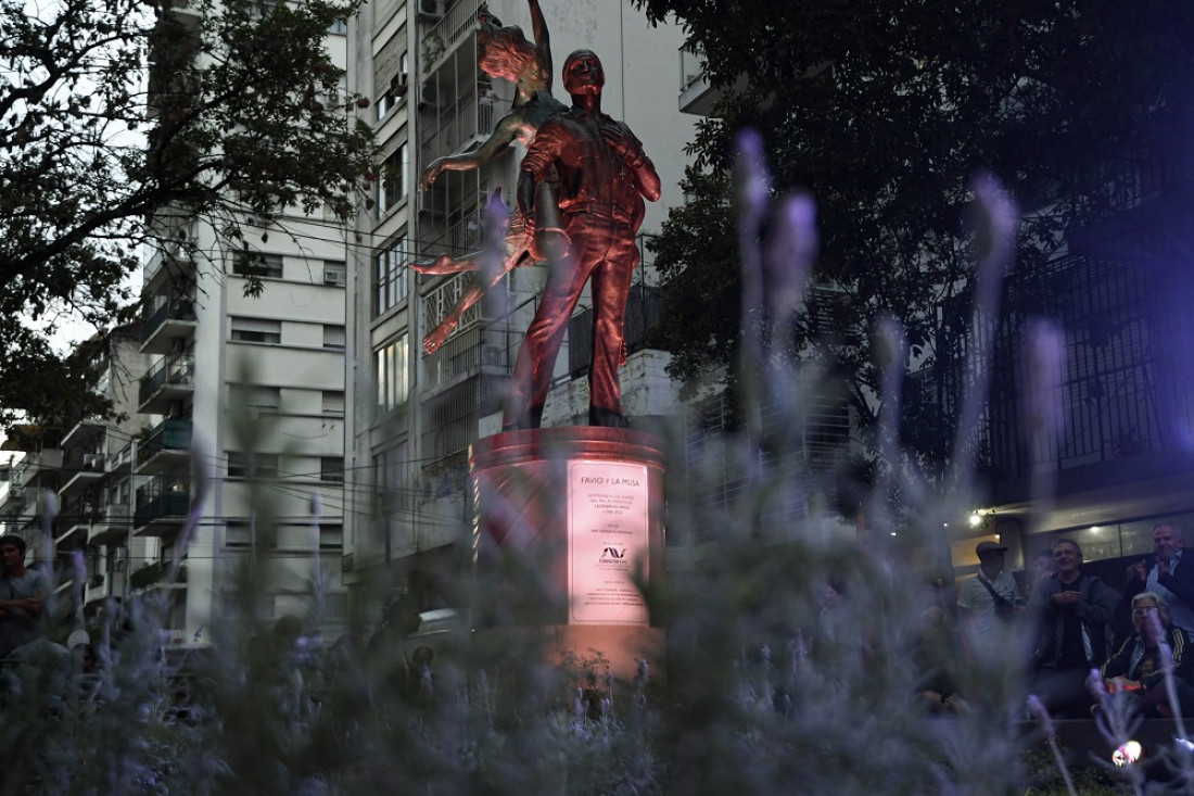 La figura de Leonardo Favio finalmente tiene su escultura en Buenos Aires