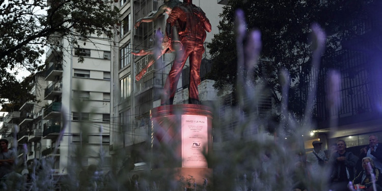 La figura de Leonardo Favio finalmente tiene su escultura en Buenos Aires
