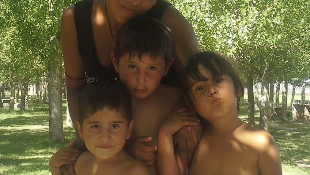 imagen Buscan a una mujer y sus tres hijos
