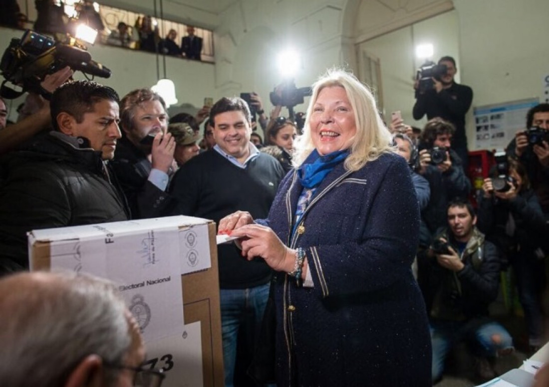 Elisa Carrió votó entre gritos de apoyo y abucheos