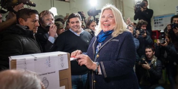 Elisa Carrió votó entre gritos de apoyo y abucheos