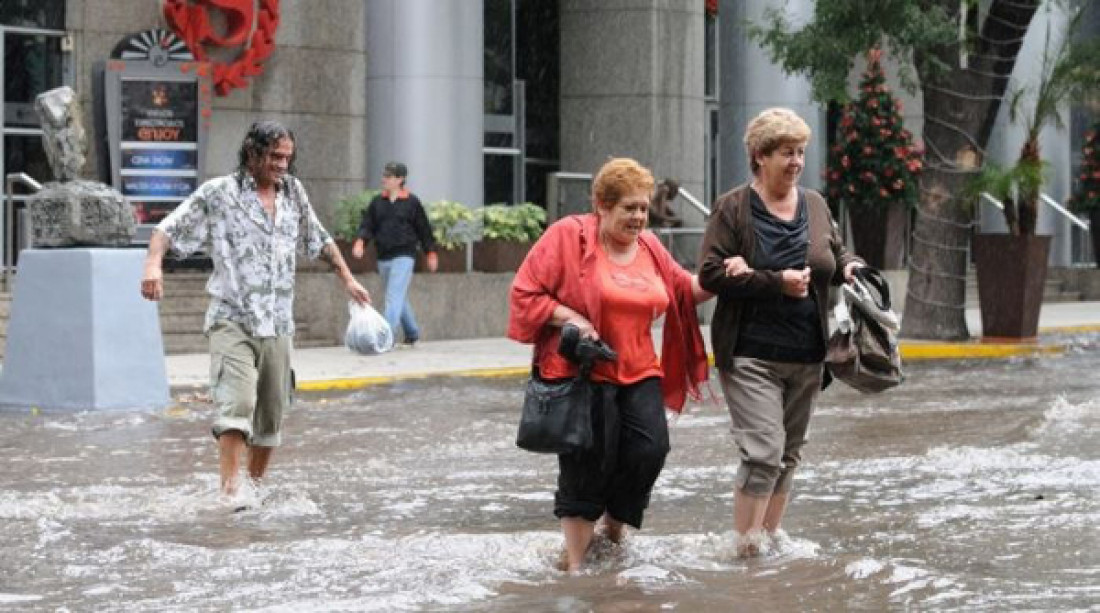 La fuerte tormenta del fin de semana, deja como saldo una víctima fatal, evacuados y cortes de luz