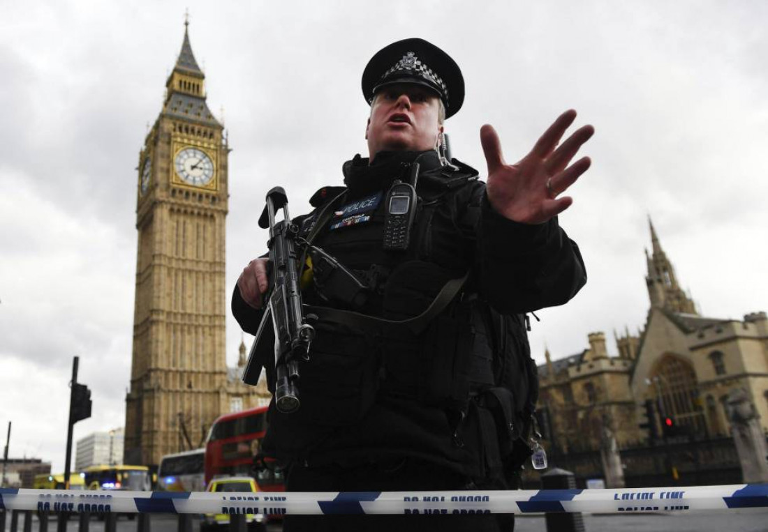 Londres: apuñalan a un policía y atropellan a cuatro personas en la vereda del Parlamento