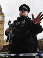 Londres: apuñalan a un policía y atropellan a cuatro personas en la vereda del Parlamento