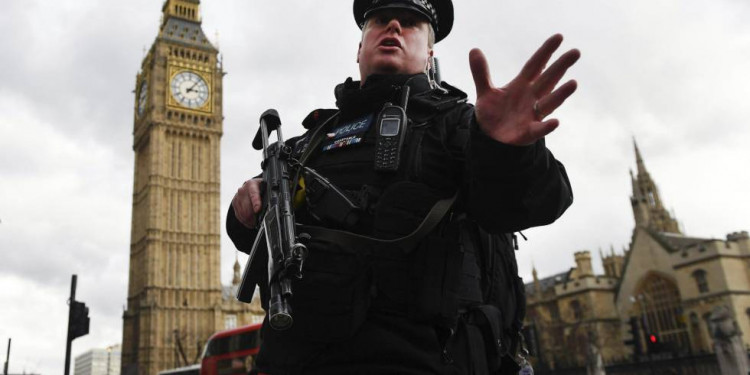 Londres: apuñalan a un policía y atropellan a cuatro personas en la vereda del Parlamento
