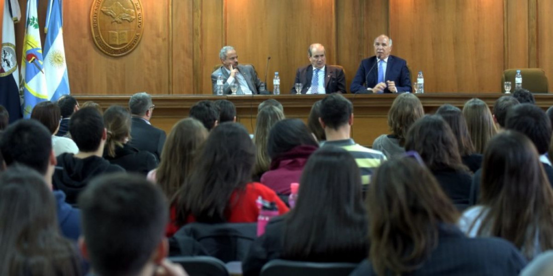 La clase de Lorenzetti en la UNCUYO cuando era titular de la Corte