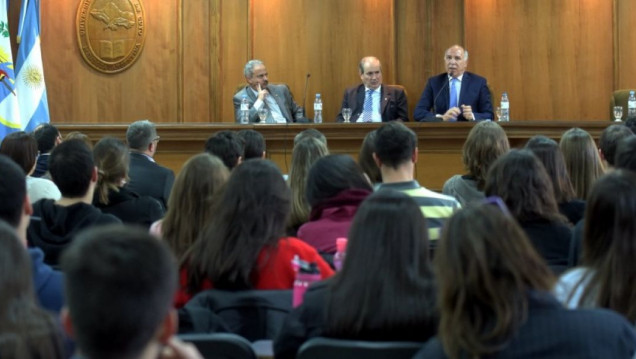 imagen La clase de Lorenzetti en la UNCUYO cuando era titular de la Corte