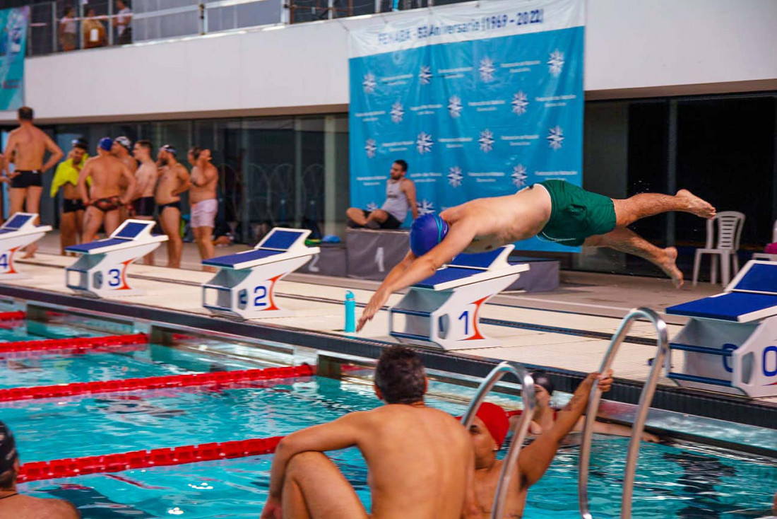 "Los carpinchos", el primer equipo de natación de varones trans del país