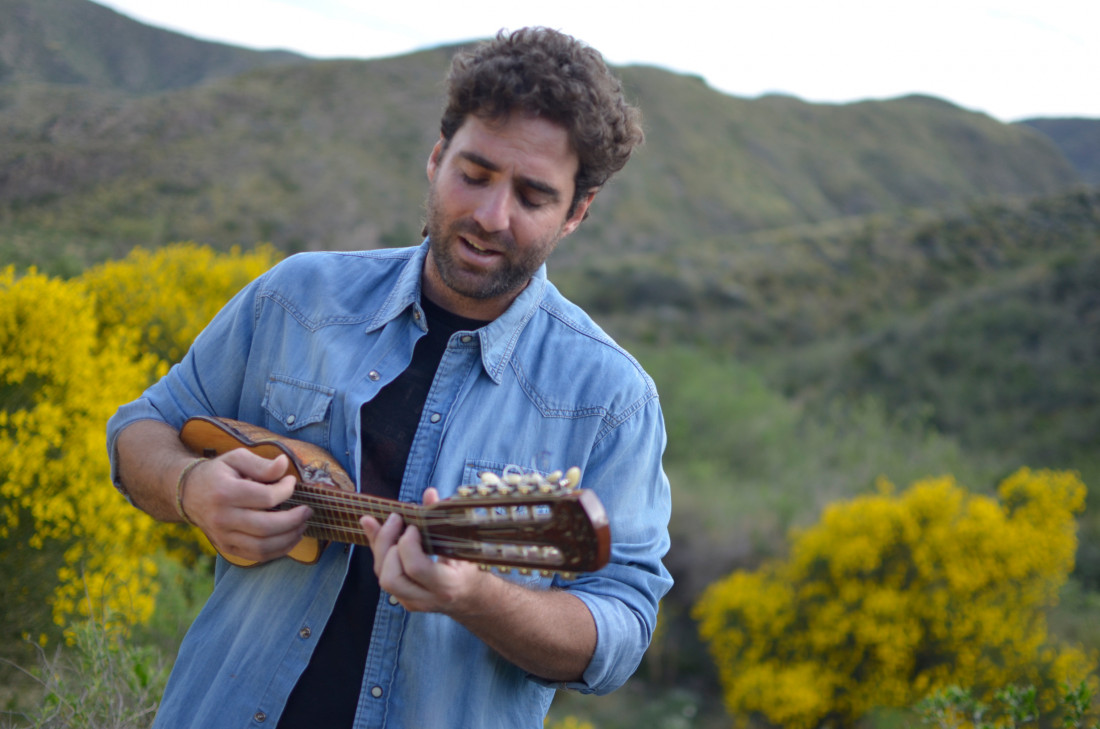 Lucho Aberastain nos adelanta su primer disco, "Andando el camino"