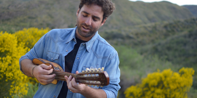 Lucho Aberastain nos adelanta su primer disco, "Andando el camino"