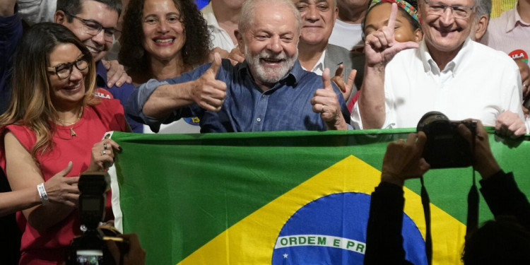 Lula venció a Bolsonaro con una ajustada diferencia en el balotaje y es presidente electo de Brasil