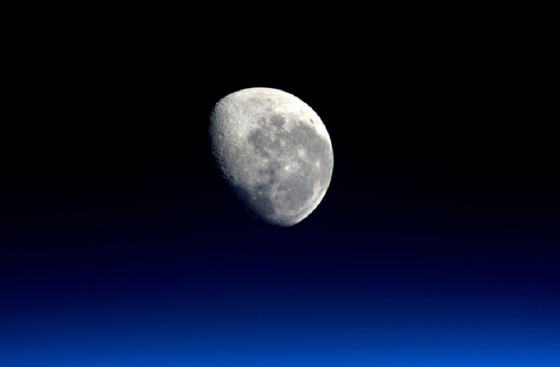 Descubren más agua en la Luna pero no saben de dónde viene