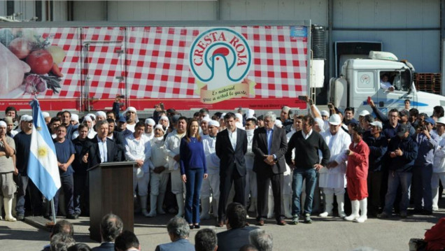 imagen Macri anuncia en la planta de Cresta Roja el veto a la ley antidespidos