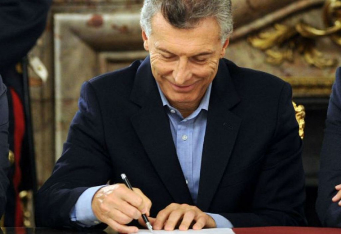 Macri invita a los estatales, por decreto, a retirarse
