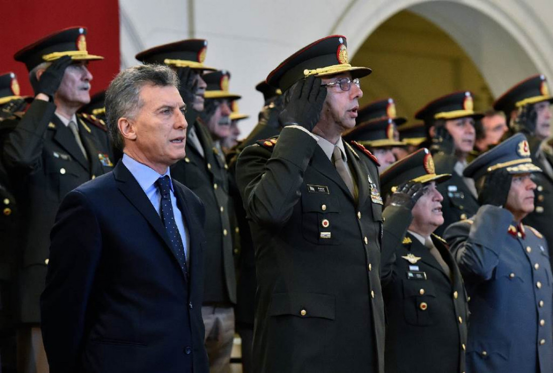 Macri subirá 20 % el salario de toda la Fuerza Armada