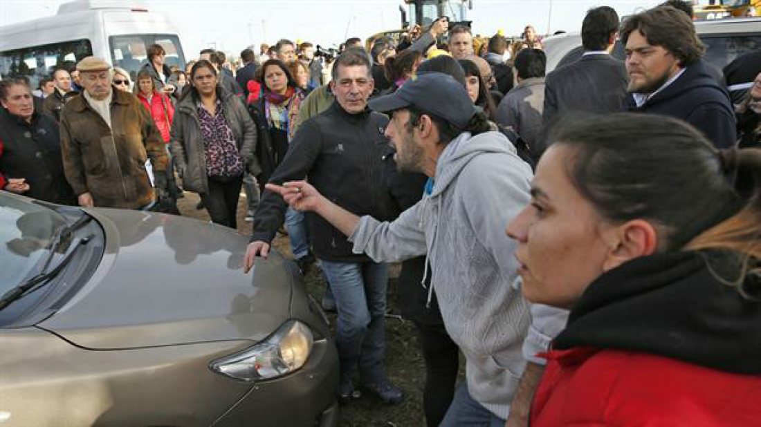 Atacaron otra vez el auto que trasladaba a Macri