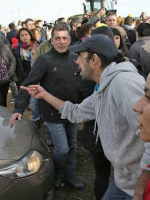 Atacaron otra vez el auto que trasladaba a Macri