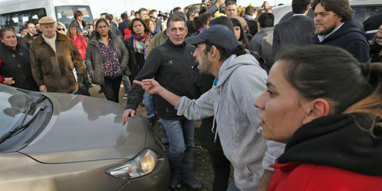 Atacaron otra vez el auto que trasladaba a Macri