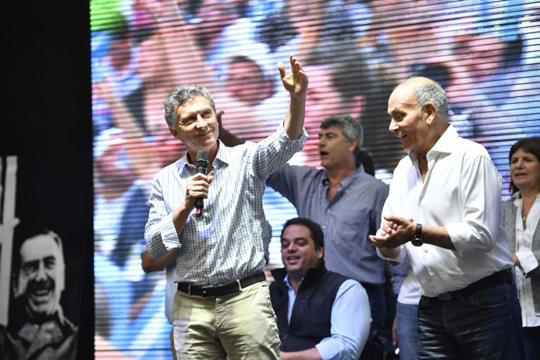 Junto al Momo Venegas, Macri anunció "empalme" para salir de los planes