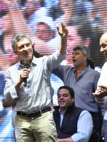 Junto al Momo Venegas, Macri anunció "empalme" para salir de los planes