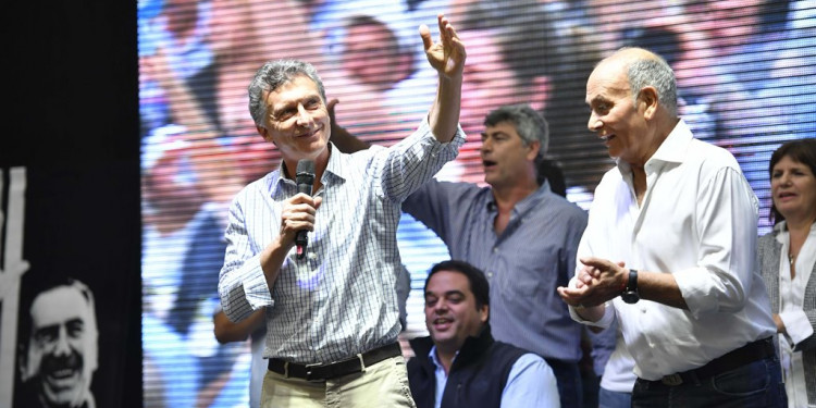 Junto al Momo Venegas, Macri anunció "empalme" para salir de los planes