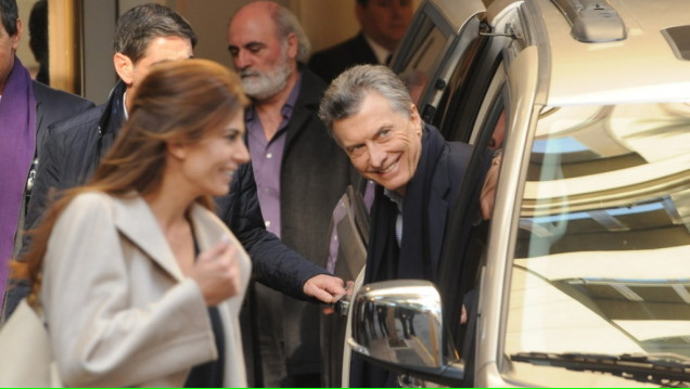 imagen Operarán otra vez a Macri de la rodilla derecha