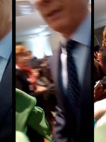 Florencia Freijo le entregó un pañuelo verde a Macri