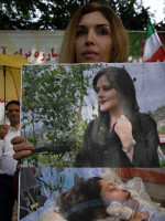 "¡Mujer, vida, libertad!": iraníes queman el hiyab y se cortan el pelo por la muerte de una joven detenida